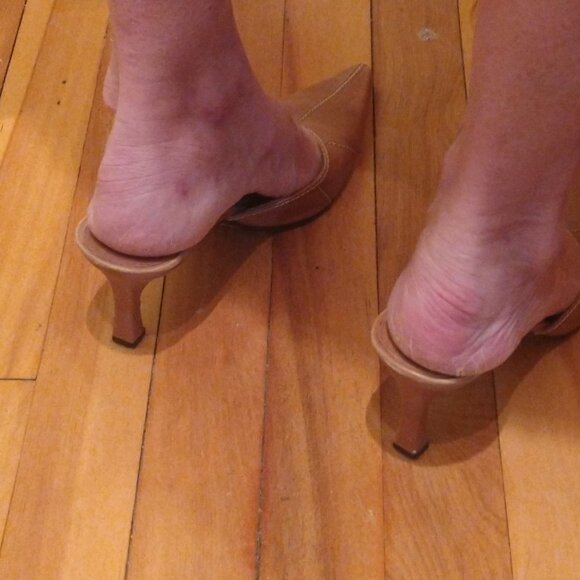 Nine west tan mules white stitching - Picture 5 of 6